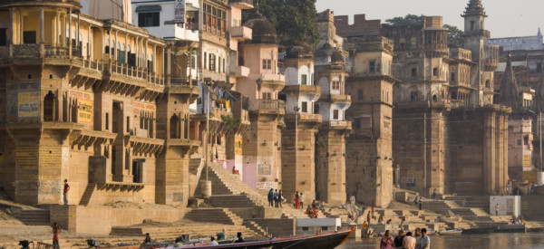 the-hindu-ghats-on-the-banks-of-the-holy-river-ganges-at-varanasi-benares-in-the-uttar-pradesh-region_t20_j1ZKPa